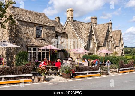 Das öffentliche Haus von Carpenters Arms an einem sonnigen Tag im Cotswold-Dorf Miserden, Gloucestershire, Großbritannien Stockfoto