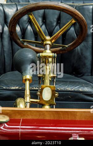 Lenkrad und Hupendetail auf einem 1904 Wolseley 10HP im Southward Motor Museum, Otaihanga, North Island, Neuseeland. Stockfoto