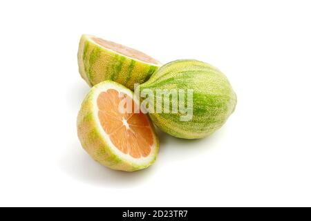 Rosa Zitronen oder bunte Eureka Zitronen isoliert auf weißem Hintergrund. Frische Zitrusfrüchte mit gestreifter Rinde. Zitrone in zwei Hälften mit rosa Fleisch geschnitten Stockfoto