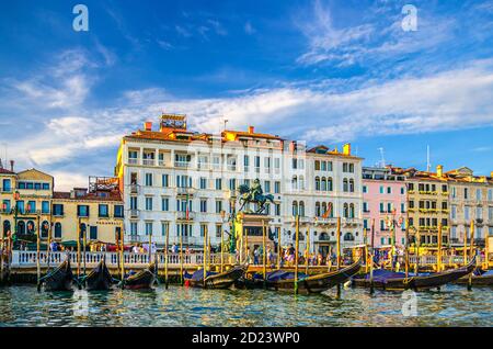 Venedig, Italien, 14. September 2019: Monumento a Vittorio Emanuele II Monument, Hotel Londra Palace Building und Riva degli Schiavoni Uferdamm mit festangelegeten Gondeln Stockfoto