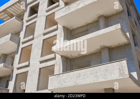 Unvollendetes mehrstöckiges Wohngebäude im Bau Stockfoto