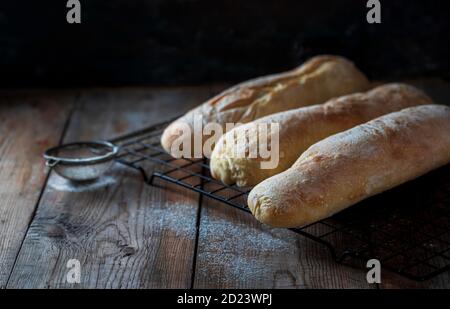 Sauerteig hausgemachtes Brot. Frisch gebackenes Bio-Weizenbrot. Stockfoto
