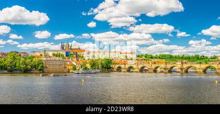Panorama der Prager Altstadt mit Prager Burg, St. Veits Kathedrale in Hradcany Bezirk, Karlsbrücke Karluv meisten über Moldau. Panoramablick auf Prag, Tschechische Republik Stockfoto