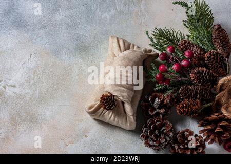 Furoshiki - traditionelle japanische Technik der Verpackung Bindungsartikel für Geschenk. Weihnachten Zero Waste Geschenkverpackung. Stockfoto