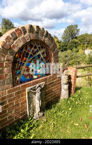 Ein Schrein im Prinknash Monastery Walled Garden auf dem Gelände der Prinknash Abbey auf den Cotswolds in der Nähe von Upton St Leonards, Gloucestershire UK Stockfoto