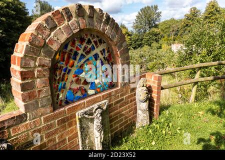 Ein Schrein im Prinknash Monastery Walled Garden auf dem Gelände der Prinknash Abbey auf den Cotswolds in der Nähe von Upton St Leonards, Gloucestershire UK Stockfoto