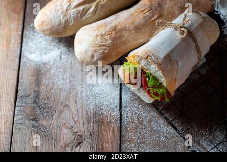 Sauerteig hausgemachtes Brot. Italienisches Ciabatta Panini Sandwich mit Huhn und Tomaten. Stockfoto