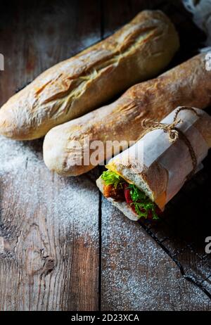 Sauerteig hausgemachtes Brot. Italienisches Ciabatta Panini Sandwich mit Huhn und Tomaten. Stockfoto