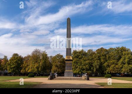 Der Löwenwall-Obelisk ist eine Gedenkstätte für die deutsche Befreiung gegen Napoleon I. Obelisk befindet sich am Löwenwall - öffentlicher Park in der Nähe des Stadtmuseums. Stockfoto