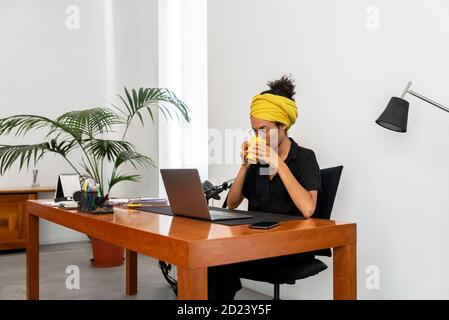 Aufnahme einer jungen lateinischen Frau, die im Heimbüro arbeitet Stockfoto