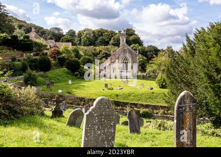 Die Kirche von St. John im Cotswold Dorf Sheepscombe, Gloucestershire UK - der Kirchhof ist durch eine versunkene Gasse geteilt. Stockfoto