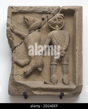 Der Junge mit dem Hund, der auf dem mittelalterlichen Hausschild aus dem Ende des 15. Jahrhunderts abgebildet ist, wurde in der böhmischen Stadt Brandýs nad Labem gefunden und ist heute im Lapidarium des Nationalmuseums (Lapidárium Národního muzea) in Prag, Tschechien, ausgestellt. Stockfoto