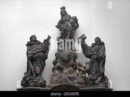 Originalstatue der Madonna mit dem Heiligen Dominikus und dem Heiligen Thomas von Aquin vom Lausitzer Barockbildhauer Matěj Václav Jäckel (1708), einst auf der Karlsbrücke in Prag aufgestellt, heute im Lapidarium des Nationalmuseums (Lapidárium Národního muzea) in Prag, Tschechische Republik ausgestellt. Stockfoto