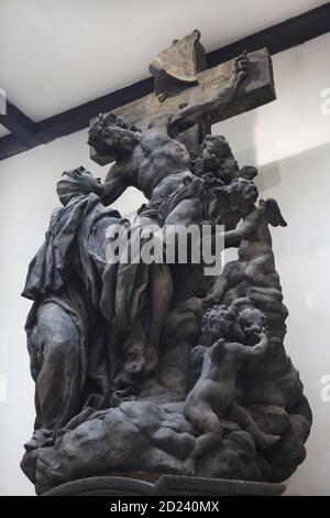 Originalstatue der Traum des Heiligen Lutgardis (1710) des böhmischen Barockbildhauers Matthias Bernhard Braun (Matyáš Bernard Braun), einst auf der Karlsbrücke in Prag aufgestellt, heute im Lapidarium des Nationalmuseums (Lapidárium Národního muzea) in Prag, Tschechische Republik. Stockfoto