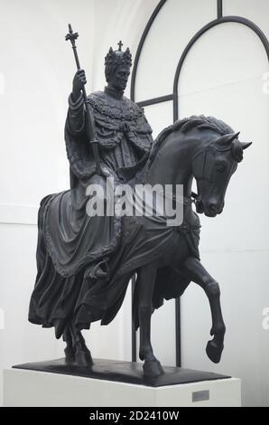 Reiterstatue des Heiligen Römischen Kaisers Franz II. Regierte später als Kaiser Franz I. von Österreich auf der Ausstellung im Lapidarium des Nationalmuseums (Lapidárium Národního muzea) in Prag, Tschechische Republik. Die Bronzestatue, die vom tschechischen neoklassizistischen Bildhauer Josef Max (1845-1850) entworfen wurde, war einst Teil des Kranner Brunnens (Krannerova kašna) am Ufer der Moldau in Prag. Die Statue wurde 1918 kurz nach der Unabhängigkeitserklärung der Tschechoslowakei entfernt. Die Kopie der Statue wurde 2003 auf dem ursprünglichen Platz installiert, während das Original noch in t zu sehen ist Stockfoto