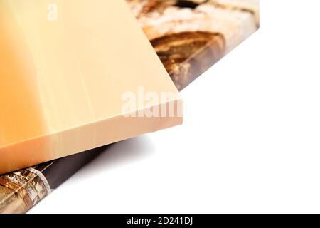 Leinwanddrucke isoliert auf weißem Hintergrund. Eingewickelte Leinwände, Rand, Ecke, Nahaufnahme. Detail der gestreckten Fotografie mit Galerie-Verpackung. Fotoprin Stockfoto