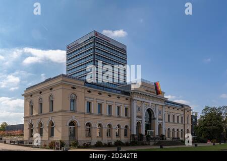 Die regionale Sparkassenbank in Braunschweig hat ihr modernes Büro inmitten historischer Gebäude. Stockfoto