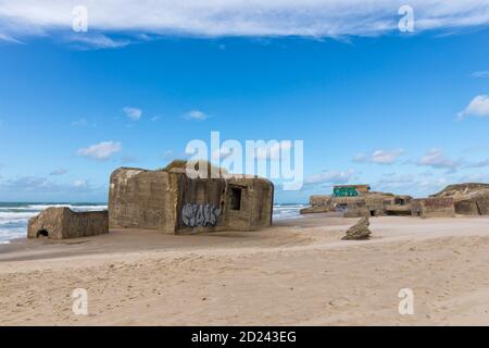 Überreste von Bunkern aus dem Zweiten Weltkrieg, Teil der Atlantikmauer, am Nordseestrand von Løkken, Dänemark Stockfoto