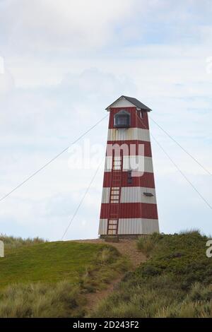 Alter hölzerner Leuchtturm in Nørre Vorupør, Dänemark, im Regen Stockfoto