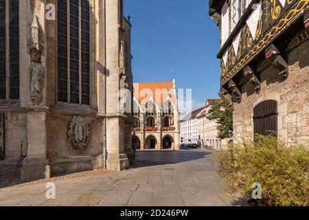 Die Braunschweiger Altstadt in Niedersachsen besteht aus engen Gassen zwischen historischen Gebäuden. Stockfoto