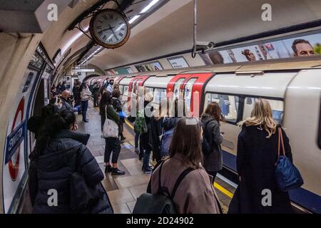 London, Großbritannien. Oktober 2020. Die Passagierzahlen bleiben auf der U-Bahn zurückgegangen, steigen aber jetzt an und die Züge sind moderat ausgelastet, vor allem in der Hauptverkehrszeit. Genau wie die Regierung beginnt, ihre Coronavirus-Leitlinien (covid 19) wieder zu straffen. Diejenigen, die Reisen meist tragen Masken, nachdem sie obligatorisch auf öffentlichen Verkehrsmitteln. Kredit: Guy Bell/Alamy Live Nachrichten Stockfoto