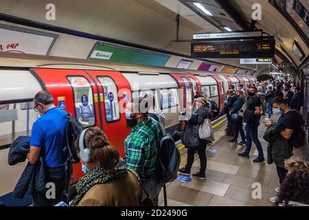 London, Großbritannien. Oktober 2020. Die Passagierzahlen bleiben auf der U-Bahn zurückgegangen, steigen aber jetzt an und die Züge sind moderat ausgelastet, vor allem in der Hauptverkehrszeit. Genau wie die Regierung beginnt, ihre Coronavirus-Leitlinien (covid 19) wieder zu straffen. Diejenigen, die Reisen meist tragen Masken, nachdem sie obligatorisch auf öffentlichen Verkehrsmitteln. Kredit: Guy Bell/Alamy Live Nachrichten Stockfoto