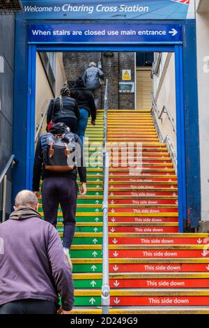 London, Großbritannien. Oktober 2020. Der Bahnhof Charing Cross ist jetzt voller, gerade als die Regierung angesichts steigender Fälle beginnt, die Kontrollen zu verstärken. Es gibt Schilder, die Menschen warnen, Masken zu tragen, sich dort die Hände zu waschen und soziale Distanzierung zu bewahren. Es gibt auch ein Einbahnsystem. Kredit: Guy Bell/Alamy Live Nachrichten Stockfoto