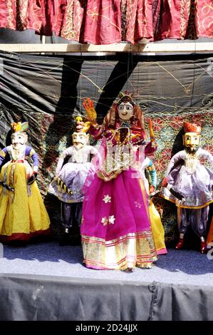 Bunte Rajasthani Puppen Puppen von Jaisalmer. Traditionelle Puppentheater in Rajasthan ist eine beliebte Touristenattraktion. Stockfoto