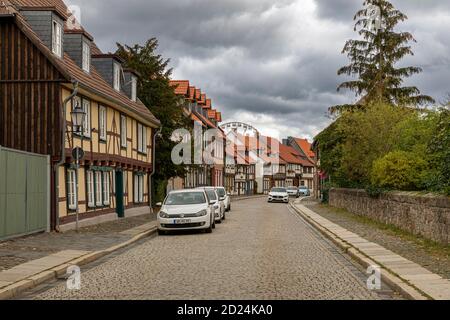 Enge Gassen und Gassen zwischen historischen Gebäuden sind ein Markenzeichen der mittelalterlichen Stadt Wernigerode in Sachsen-Anhalt, Deutschland. Stockfoto