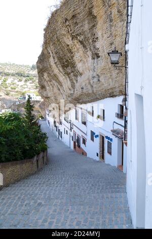 Straße der Stadt Setenil de las Bodegas in der Provinz Cadiz, Andalusien, Spanien Stockfoto