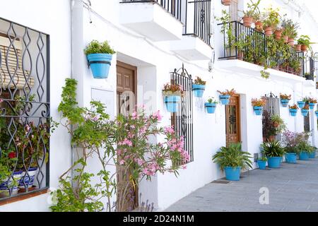 Malerische Straße von Mijas mit Blumentöpfen in Fassaden, ein traditionelles weiß getünchtes Dorf, Spanien Stockfoto