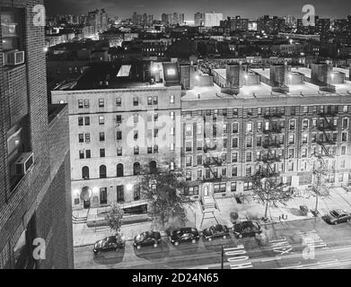 Schwarz-Weiß-Bild von Harlem Nachbarschaft bei Nacht, New York City, USA. Stockfoto