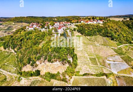 Chateau-Chalon über seinen Weinbergen im Jura, Frankreich Stockfoto