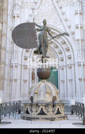 Ansicht einer Bronze-Nachbildung der Windfahne von El Giraldillo vor dem Fürstor der Kathedrale von Sevilla, Spanien Stockfoto