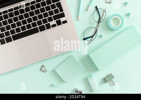 Komposition mit Laptop, Brille und Schreibwaren auf dem Minztisch Stockfoto