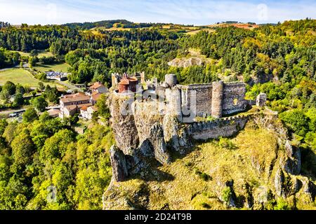 Schloss von Arlempdes auf einem Basaltfelsen an einem Mäander der Loire. Frankreich Stockfoto