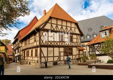 Das Museum des schiefen Hauses in Wernigerode befindet sich direkt neben dem Rathaus, mitten in der Altstadt. Stockfoto