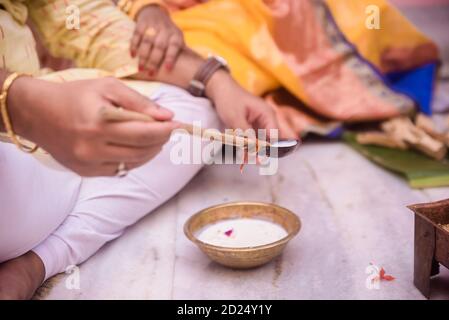 Ein Priester, der eine Puja bei einer Veranstaltung in Indien aufführt Stockfoto