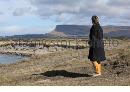 Ein Blick auf Ben Bulben von Rosses Point in Sligo, Irland. Stockfoto