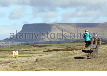 Ein Blick auf Ben Bulben von Rosses Point in Sligo, Irland. Stockfoto