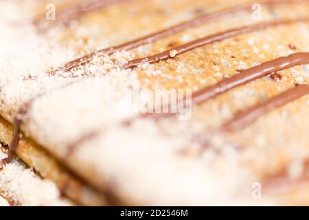 Nahaufnahme von köstlichen Pfannkuchen mit Sahne und Schokolade Stockfoto