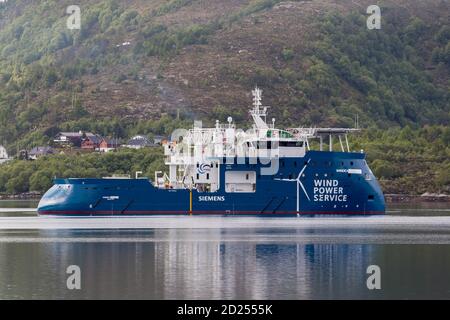 ULSTEINVIK, NORWEGEN - 2016. JULI 06. WINDEA Wind Power Service Schiff im norwegischen Fjord für Seeweg. Stockfoto