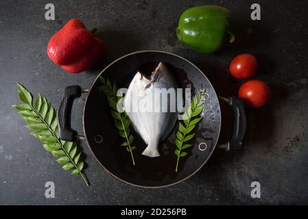 Roher Butterfisch in einer runden Bratpfanne Stockfoto