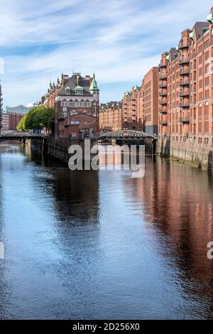 Das Restaurant Wasserschloss ist das ikonische Zentralgebäude auf einer Insel in der Speicherstadt in Hamburg. Erbaut von 1883 - 1927. Stockfoto