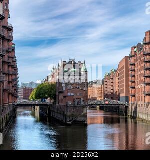 Das Restaurant Wasserschloss ist das ikonische Zentralgebäude auf einer Insel in der Speicherstadt in Hamburg. Erbaut von 1883 - 1927. Stockfoto