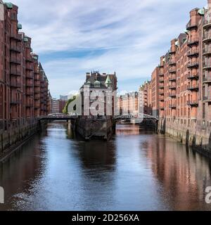 Das Restaurant Wasserschloss ist das ikonische Zentralgebäude auf einer Insel in der Speicherstadt in Hamburg. Erbaut von 1883 - 1927. Stockfoto