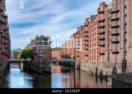 Das Restaurant Wasserschloss ist das ikonische Zentralgebäude auf einer Insel in der Speicherstadt in Hamburg. Erbaut von 1883 - 1927. Stockfoto