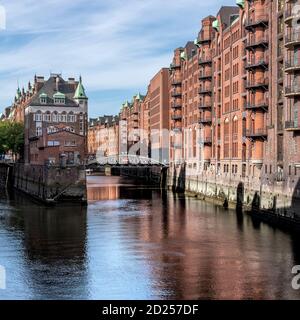 Das Restaurant Wasserschloss ist das ikonische Zentralgebäude auf einer Insel in der Speicherstadt in Hamburg. Erbaut von 1883 - 1927. Stockfoto