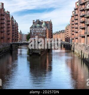 Das Restaurant Wasserschloss ist das ikonische Zentralgebäude auf einer Insel in der Speicherstadt in Hamburg. Erbaut von 1883 - 1927. Stockfoto