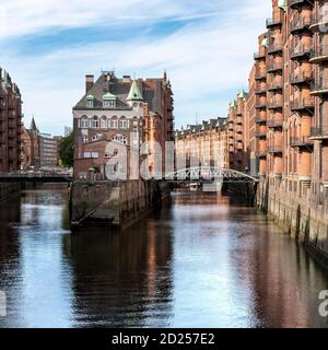 Das Restaurant Wasserschloss ist das ikonische Zentralgebäude auf einer Insel in der Speicherstadt in Hamburg. Erbaut von 1883 - 1927. Stockfoto